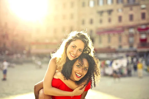 Chicas Jóvenes Riendo Divirtiéndose Ciudad —  Fotos de Stock