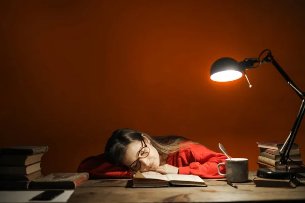 Junge Frau Schläft Über Ihrem Buch Schreibtisch — Stockfoto