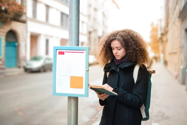 Junge Studentin Wartet Auf Den Bus Und Liest Ein Buch — Stockfoto