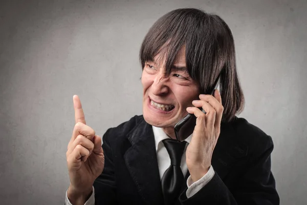 Aziatische Zakenman Pak Zoek Boos Praten Aan Telefoon — Stockfoto