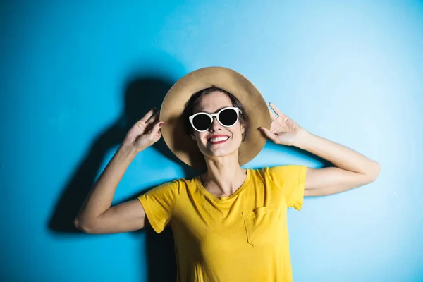 Ung Kvinna Med Hatt Och Solglasögon — Stockfoto