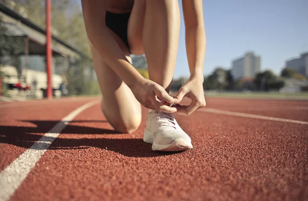 Jovem Atleta Feminina Amarrando Seus Sholaces Corrida — Fotografia de Stock