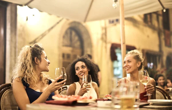 Trois Jeunes Femmes Heureuses Buvant Vin Mangeant Restaurant — Photo