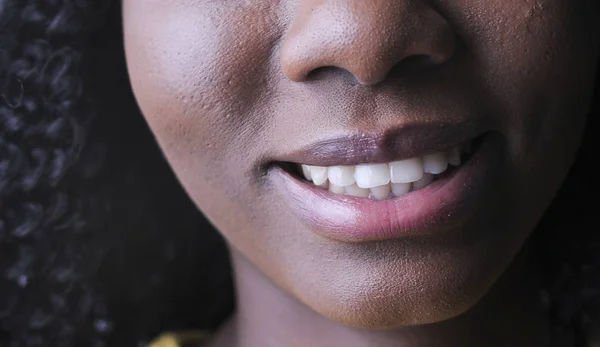 Χαμόγελο Του Μια Νεαρή Μαύρη Γυναίκα — Φωτογραφία Αρχείου