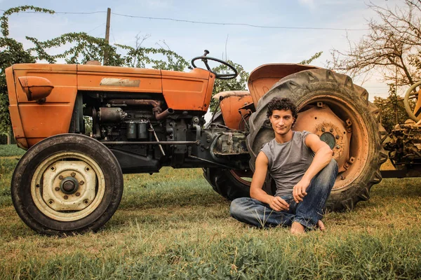 Jovem Sentado Grama Além Seu Trator — Fotografia de Stock