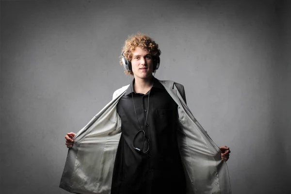 Junger Mann Anzug Mit Kopfhörer Auf Dem Kopf Hört Musik — Stockfoto