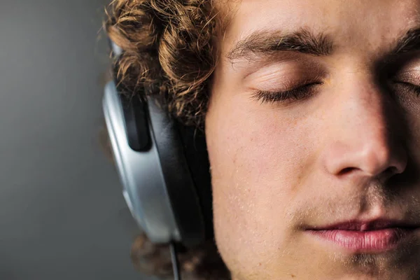Молодой Человек Наушниках Слушает Музыку Закрытыми Глазами — стоковое фото