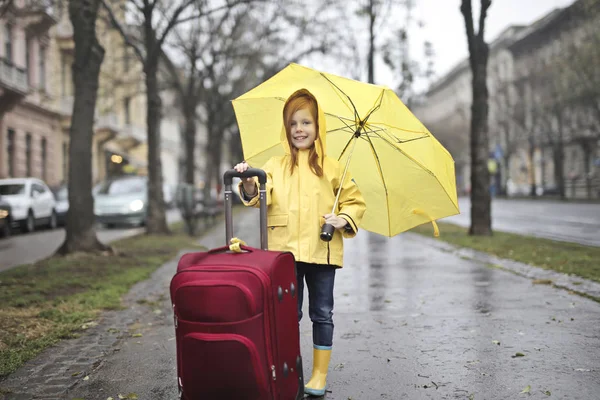 Kislány Esőkabát Esernyő Bőrönd — Stock Fotó