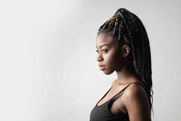 Όμορφη Νεαρή Μαύρη Γυναίκα Στο Μαύρο Top — Φωτογραφία Αρχείου