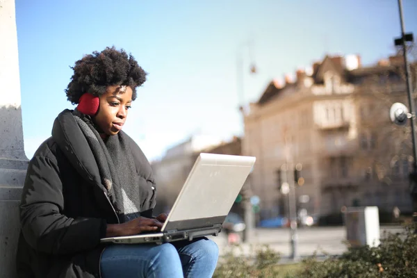 Jovem Mulher Negra Casaco Inverno Olhando Para Seu Computador — Fotografia de Stock