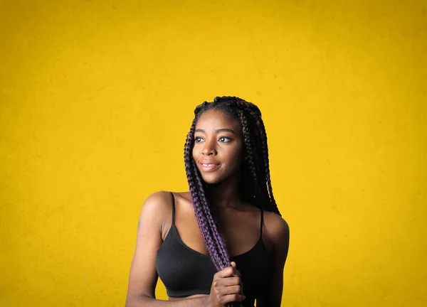 Hermosa Mujer Negra Joven Camiseta Negra Pie Una Pared Amarilla —  Fotos de Stock