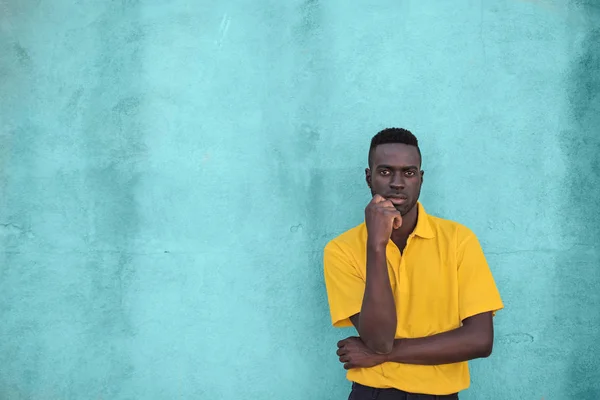 Νεαρός Όμορφος Μαύρος Άνδρας Στέκεται Σοβαρά Στο Τοίχο — Φωτογραφία Αρχείου