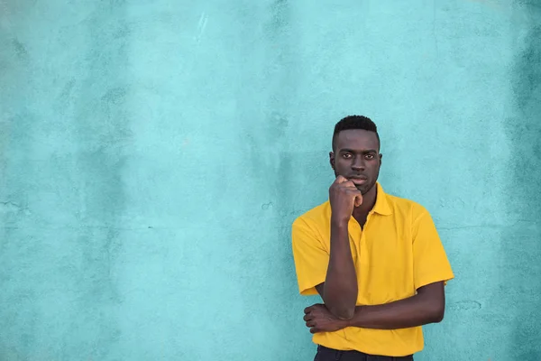 Jovem Bonito Preto Homem Sério Parede — Fotografia de Stock