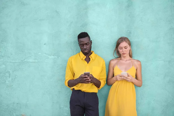 Mladý Černý Muž Blondýna Při Pohledu Jejich Telefony — Stock fotografie