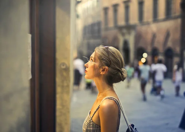 Ragazza Bionda Guardando Vetrina — Foto Stock