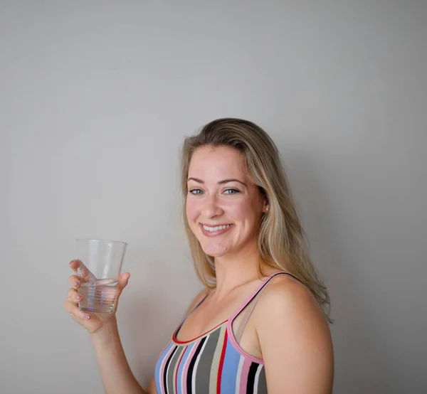 Blondýnka Městě Pije Vodu — Stock fotografie