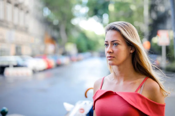 Blondes Mädchen Besuch Der Stadt — Stockfoto