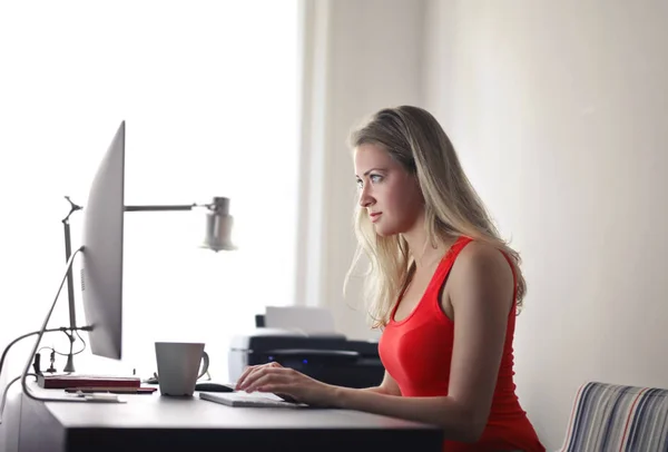 Sarışın Kız Dizüstü Bilgisayar Üzerinde Çalışıyor — Stok fotoğraf