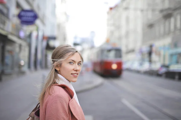 Menina Loira Visitando Cidade — Fotografia de Stock