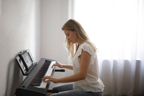 Читать газету в красивом месте
