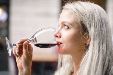 Sarışın şehirde şarap içme