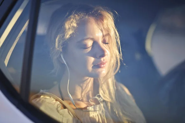 Chica Rubia Escuchando Música — Foto de Stock