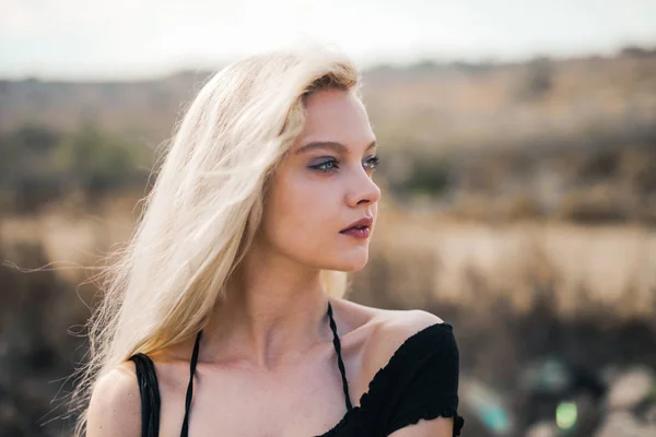 Ragazza Bionda Sulla Spiaggia — Foto Stock