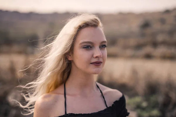 Blond Meisje Het Strand — Stockfoto