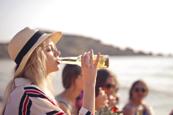 Blonde Fille Boire Bière Sur Plage — Photo