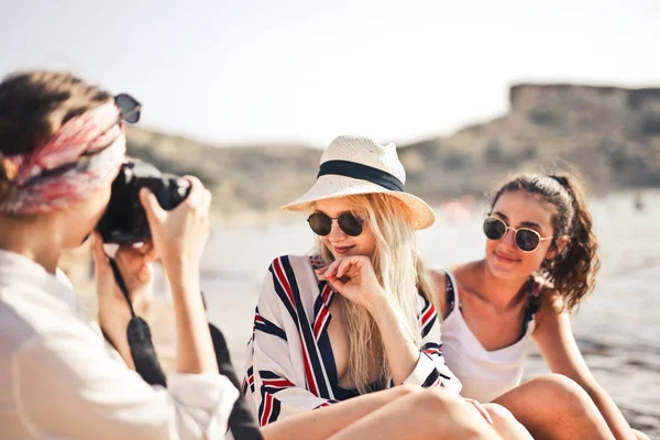 Chicas Tomando Fotos Playa — Foto de Stock
