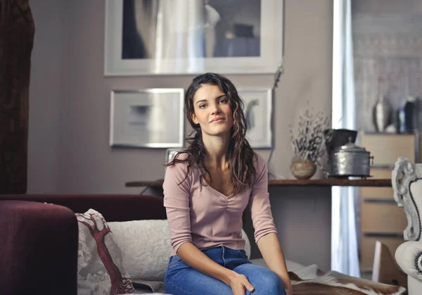 Mädchen Sitzt Auf Dem Sofa — Stockfoto