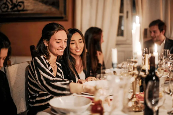 Vänner Har Middag Tillsammans — Stockfoto