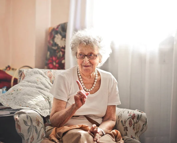 リビングルームで静かなおばあちゃん — ストック写真