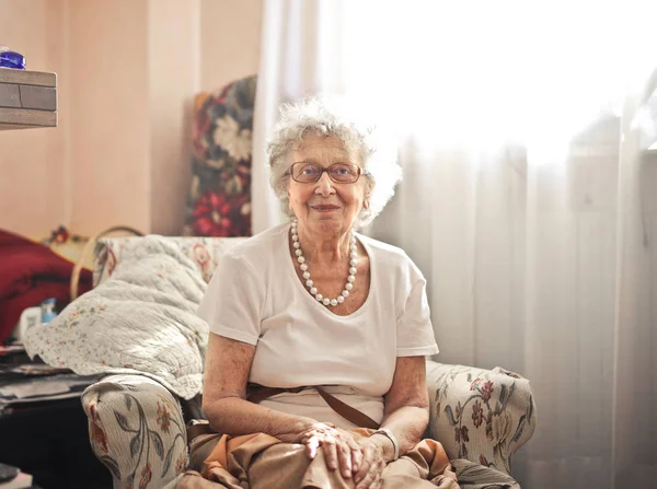 Dulce Abuelita Sofá — Foto de Stock