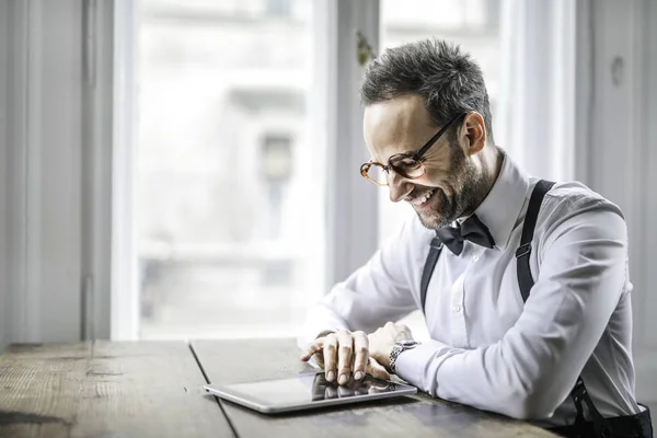 Hombre Elegante Tableta — Foto de Stock