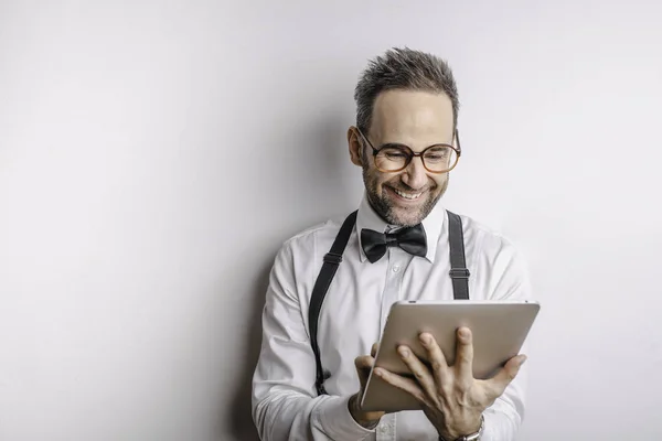 Elegant Man Med Tabletten — Stockfoto