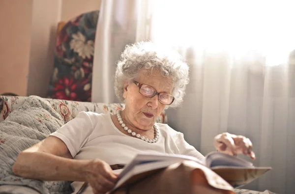 Γλυκό Γιαγιά Διαβάζει Περιοδικό — Φωτογραφία Αρχείου