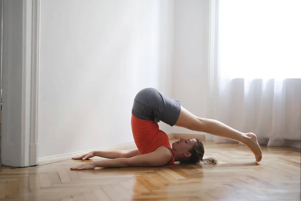 Sarışın Kız Yoga Yapmak — Stok fotoğraf