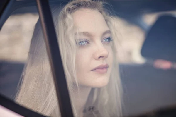 Blonde Fille Dans Une Voiture — Photo