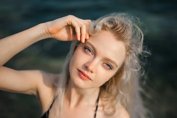 Blond Tjej Stranden — Stockfoto