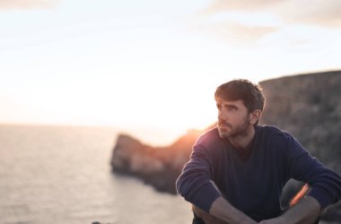 Gün batımının önünde