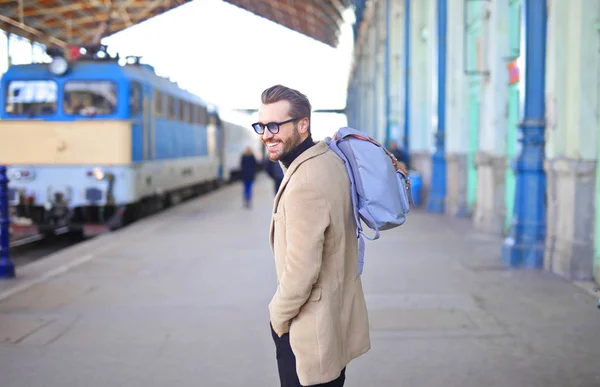 Uomo Sta Aspettando Treno — Foto Stock