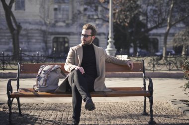 Bankta zarif bir adam.