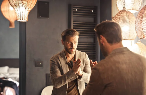 鏡の中のエレガントな男 — ストック写真
