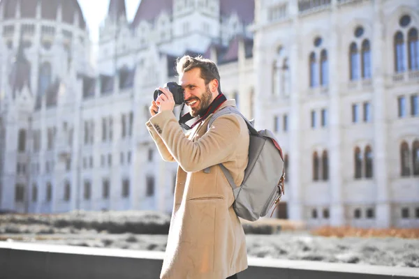 Homem Elegante Tira Fotos Cidade — Fotografia de Stock