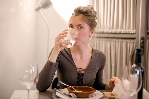 Blonde Girl Have Dinner — Stock Photo, Image