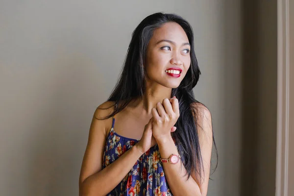 Sorrindo Menina Parede — Fotografia de Stock