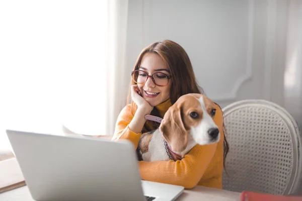 Piros Lány Kutyával Laptopon — Stock Fotó