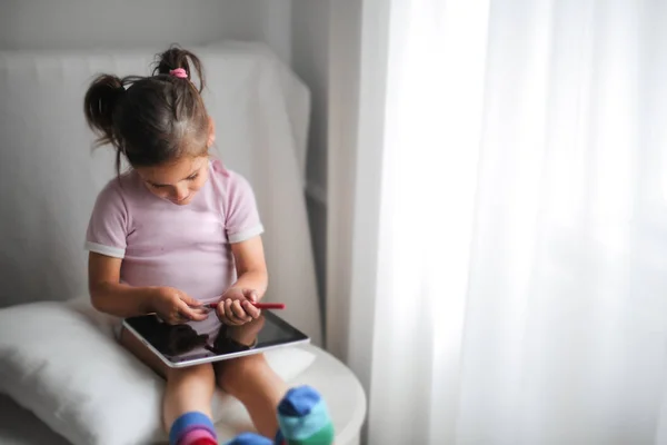 Petite Fille Avec Une Tablette — Photo