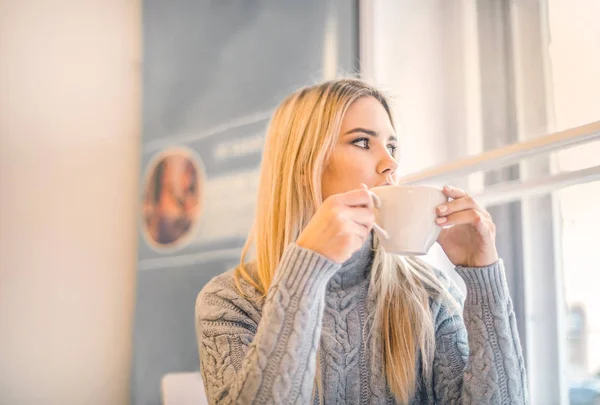 Blonde Fille Prendre Petit Déjeuner — Photo